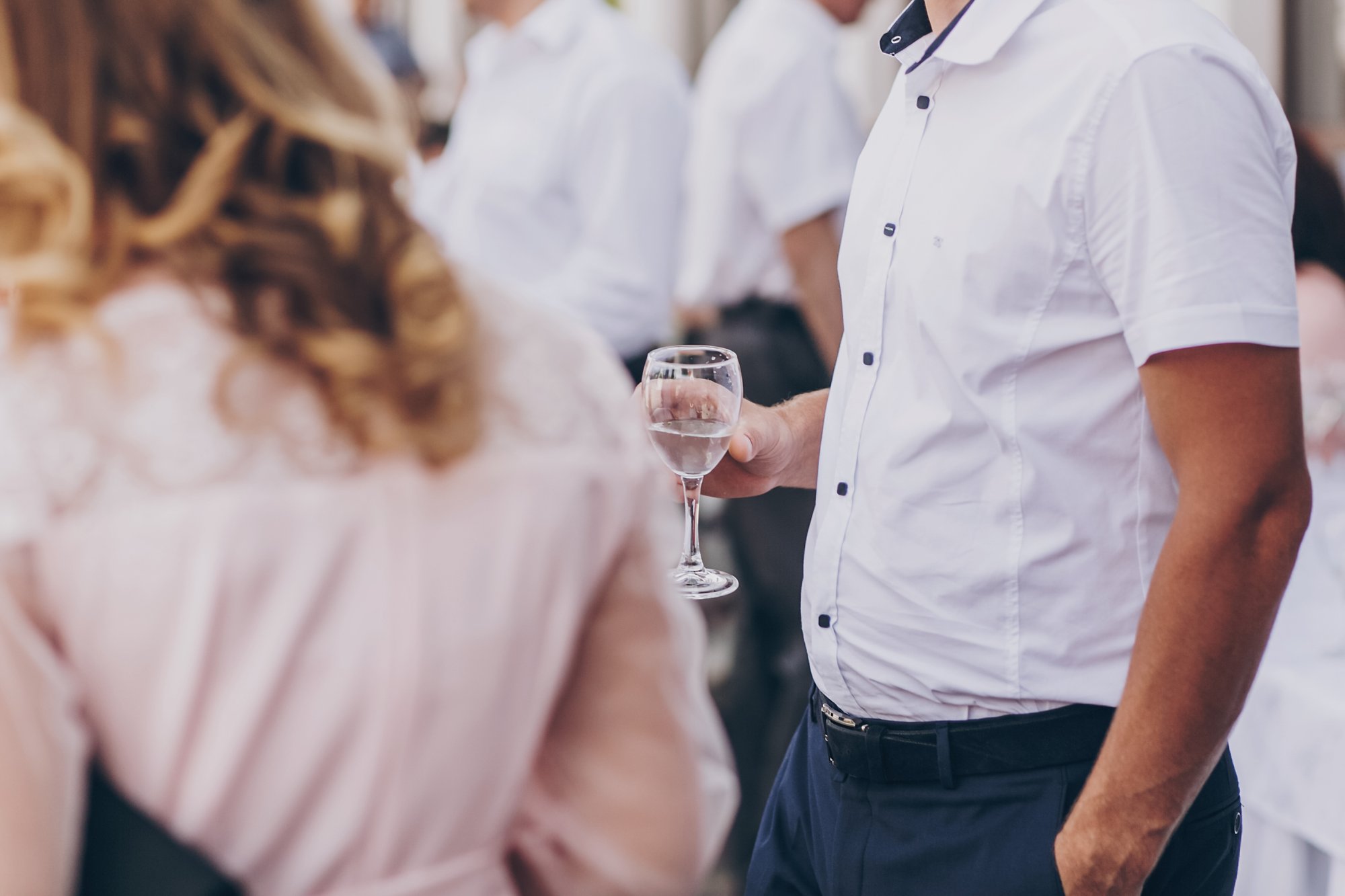 man-holding-champagne-glass-toasting-at-wedding-r-2021-08-28-23-15-14-utc